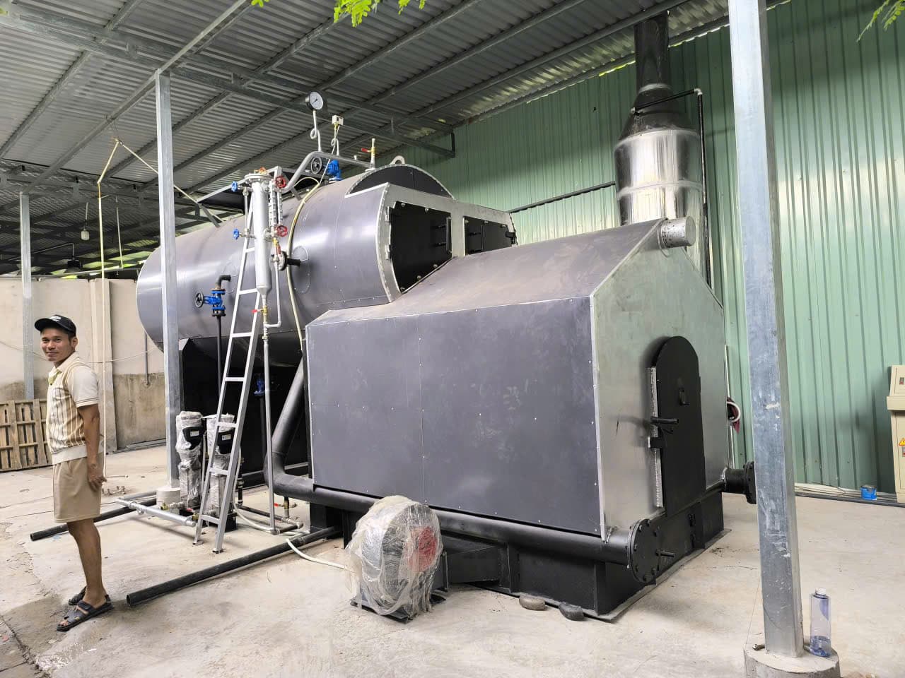 Nồi hơi biomass công nghiệp lắp đặt trong xưởng chế tạo